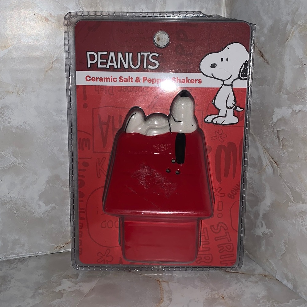 Peanuts: Snoopy on his dog house, ceramic salt and pepper shakers